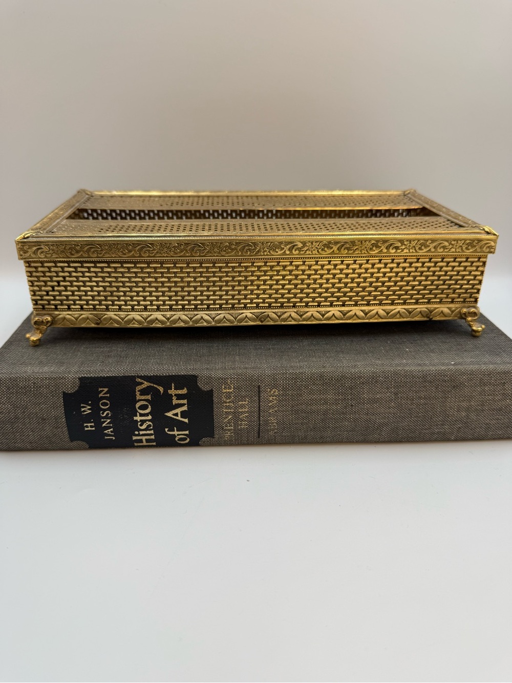 VINTAGE HOLLYWOOD REGENCY STYLE FILIGREE VANITY BRASS TISSUE BOX HOLDER W COVER